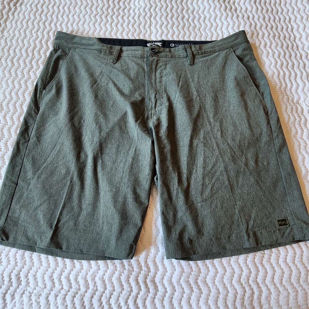 Billabong Men's Green Shorts Size 42